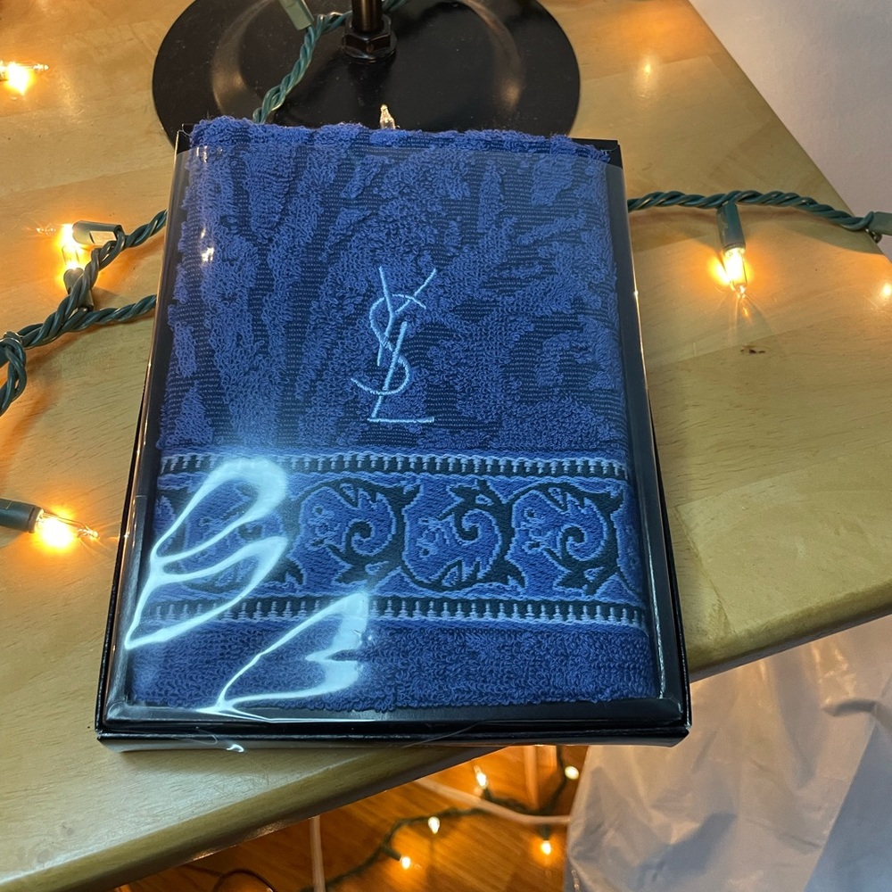 Yves Saint Laurent Sleek Black Gift Box -towel - Picture 3 of 3